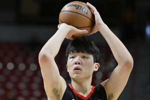 媒体人:杨瀚森对抗状态下左手爱扒拉 因核心力量和对抗能力不足 媒体人:杨瀚森对抗状态下左手爱扒拉 因核心力量和对抗能力不足