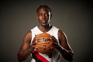 老将真稳!朱-霍勒迪半场9中5&三分4中2拿到12分2板2助 老将真稳!朱-霍勒迪半场9中5&三分4中2拿到12分2板2助