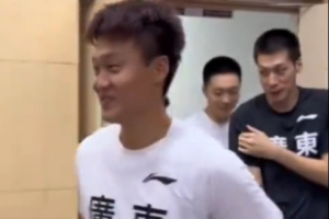 熟悉的声音!广东全运男篮出场仪式 赵睿喊口号Let's go Tiger 熟悉的声音!广东全运男篮出场仪式 赵睿喊口号Let's go Tiger
