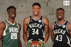 雄鹿此前已经有3名双向球员 要裁掉一个才能签下字母弟