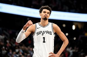 这表现值多少钱?帕金斯:马刺可能得给文班一份5年10亿的合同 这表现值多少钱?帕金斯:马刺可能得给文班一份5年10亿的合同