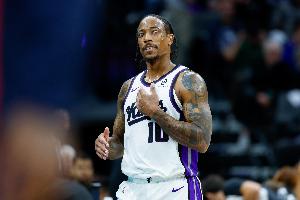 攻防亮眼!德罗赞半场填满数据栏 7中6拿到14分3板6助2断2帽! 攻防亮眼!德罗赞半场填满数据栏 7中6拿到14分3板6助2断2帽!