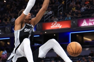 半场21分8板!媒体人:我怀疑文班根本就是在打着玩 还有王法吗 半场21分8板!媒体人:我怀疑文班根本就是在打着玩 还有王法吗