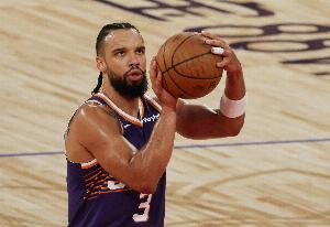 主攻手？狄龙半场14中5拿到11分 出手次数半场最多