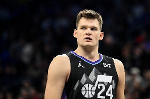 超进化!凯斯勒有内有外100%命中率 轰下22分9板4助2断4帽! 超进化!凯斯勒有内有外100%命中率 轰下22分9板4助2断4帽!