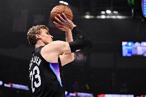 还是有实力的!马尔卡宁13中8&三分7中4拿到20分 另有6板5助 还是有实力的!马尔卡宁13中8&三分7中4拿到20分 另有6板5助