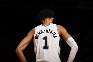 三节半27分10板3帽!加内特发推:文班亚马MVP 三节半27分10板3帽!加内特发推:文班亚马MVP