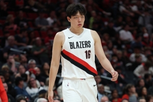 拓记:罗威的伤缺让杨瀚森更早面对NBA的核心强度 也是巨大的挑战 拓记:罗威的伤缺让杨瀚森更早面对NBA的核心强度 也是巨大的挑战