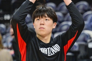 杨瀚森在对位中感受到差距 被对手隔扣 是NBA常规赛的常态 杨瀚森在对位中感受到差距 被对手隔扣 是NBA常规赛的常态