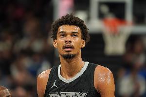 征服客场!名记:文班亚马罚球时 独行侠主场球迷对其喊MVP 征服客场!名记:文班亚马罚球时 独行侠主场球迷对其喊MVP