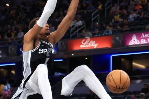 名记:文班已经在纯纯玩弄浓眉了!联盟其他人麻烦大了 名记:文班已经在纯纯玩弄浓眉了!联盟其他人麻烦大了