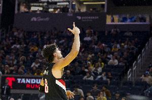 路走宽了!阿夫迪亚半场10分2板1助 传球给杨瀚森助其得生涯首分 路走宽了!阿夫迪亚半场10分2板1助 传球给杨瀚森助其得生涯首分