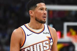 布克半场出战18分钟 8中2&6罚5中拿到10分3板6助 正负值-11 布克半场出战18分钟 8中2&6罚5中拿到10分3板6助 正负值-11