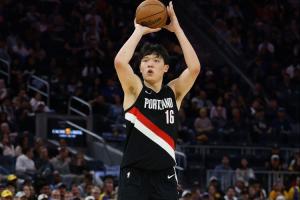 第一记三分还没来!杨瀚森三分线外被大范围放空 空位弹框而出 第一记三分还没来!杨瀚森三分线外被大范围放空 空位弹框而出