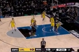 等着你呢!艾顿补防身后大帽麦克丹尼尔斯 等着你呢!艾顿补防身后大帽麦克丹尼尔斯