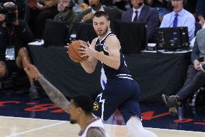 拼劲十足!布劳恩半场7中4拿到8分1板3助 拼劲十足!布劳恩半场7中4拿到8分1板3助