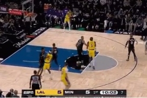 得把握住这种机会!八村塁连续出手三分 最终命中! 得把握住这种机会!八村塁连续出手三分 最终命中!