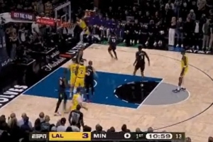 这多好的空位机会?八村塁底角三分接球 黄油手直接出界了 这多好的空位机会?八村塁底角三分接球 黄油手直接出界了